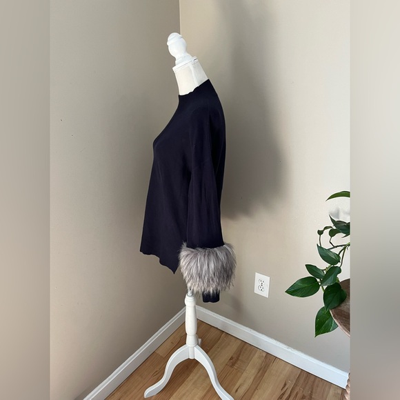 Ost Sweater with Faux Fur Cuffs Medium - Picture 4 of 9